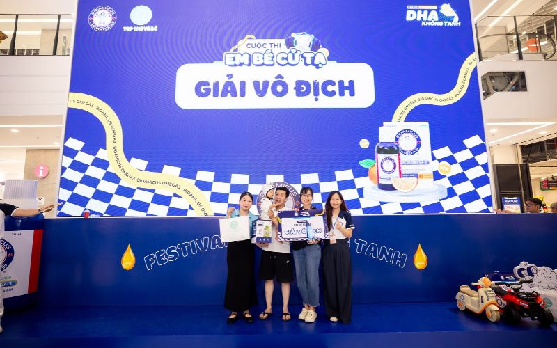Đại diện BioAmicus v&agrave; Tutimart trao giải thưởng Đồng cho &ldquo;lực sĩ nh&iacute;&rdquo; xuất sắc của hạng đấu 