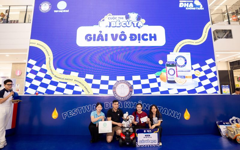 Đại diện BioAmicus v&agrave; Tutimart trao giải thưởng V&agrave;ng cho &ldquo;lực sĩ nh&iacute;&rdquo; xuất sắc nhất của hạng đấu 