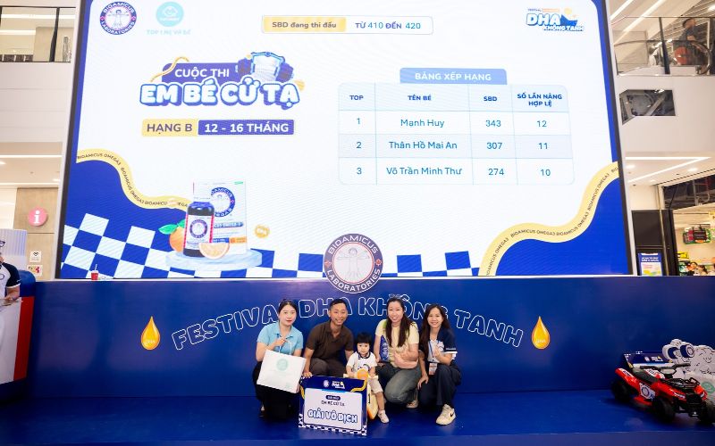 Đại diện BioAmicus v&agrave; Tutimart trao giải thưởng Bạc cho &ldquo;lực sĩ nh&iacute;&rdquo; xuất sắc của hạng đấu 
