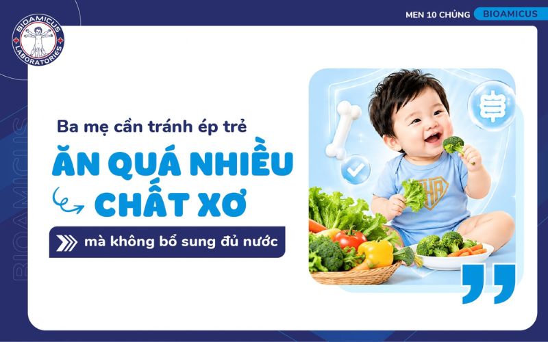Ba mẹ cần tr&aacute;nh cho con ăn qu&aacute; nhiều chất xơ m&agrave; kh&ocirc;ng bổ sung đủ nước 