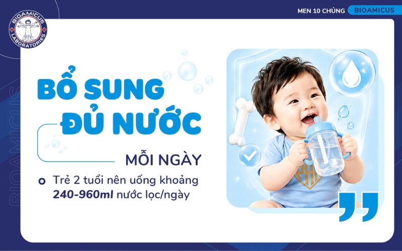 Cho trẻ uống đủ nước mỗi ng&agrave;y hỗ trợ l&agrave;m mềm ph&acirc;n gi&uacute;p con đi ngo&agrave;i dễ d&agrave;ng hơn 