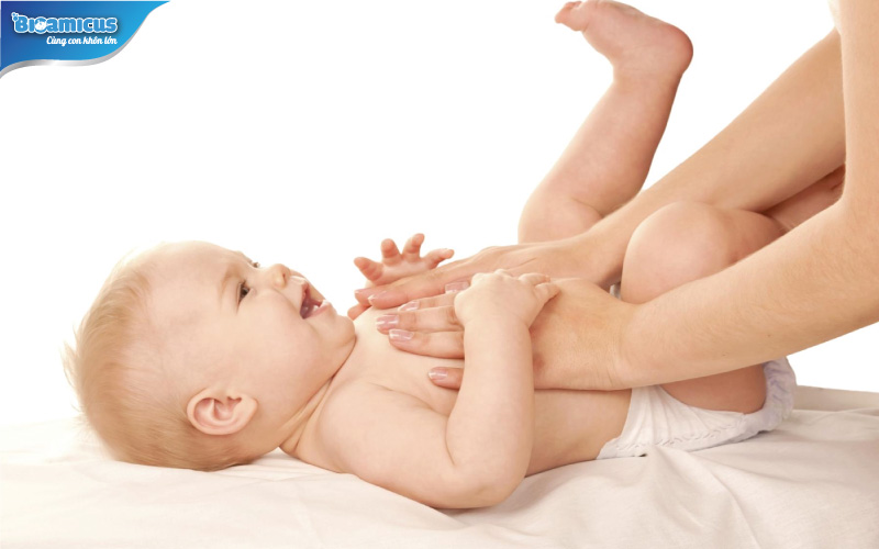 Massage bụng để giảm nôn trớ sinh lý ở trẻ sơ sinh