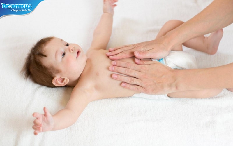 cách massage bụng cho trẻ sơ sinh bị đầy hơi