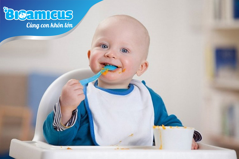 Trẻ 10 tháng biếng ăn mẹ cần cho cho trẻ thoải mái khi ăn