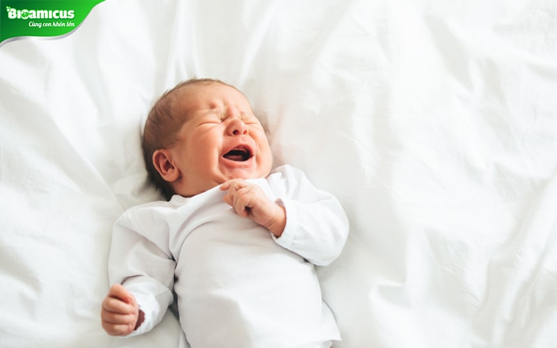 trẻ sơ sinh khó ngủ do thiếu chất