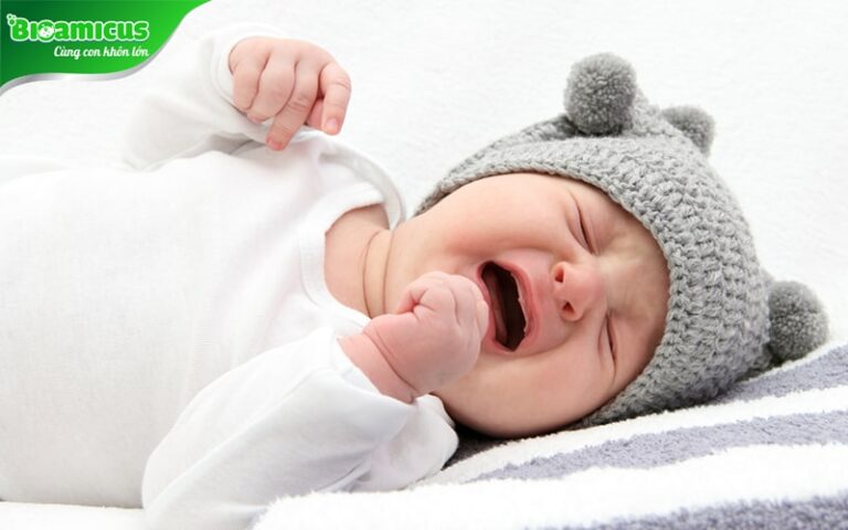 trẻ sơ sinh hay giật mình hoảng hốt trong giấc ngủ REM