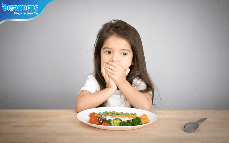 Trẻ 1 tuổi biếng ăn chậm tăng cân có nguy hiểm không