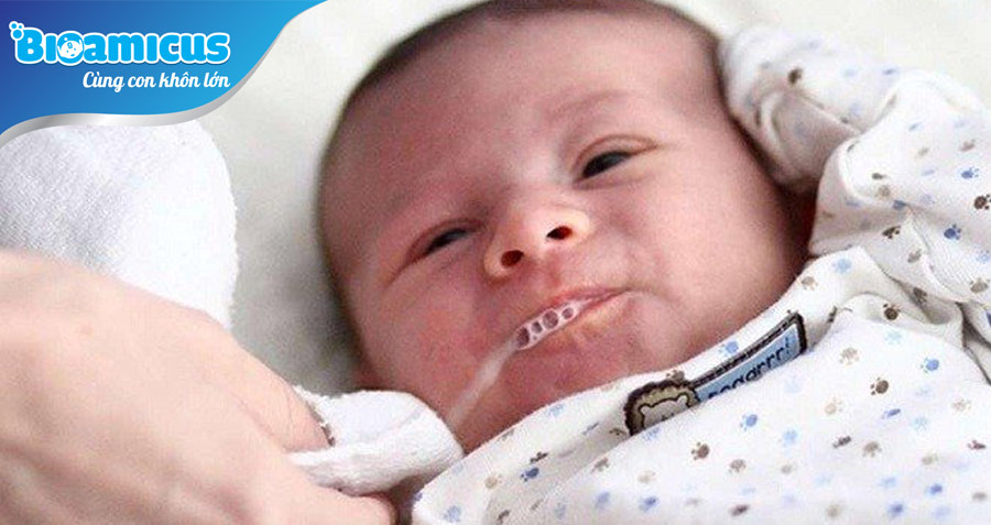 xử lý trẻ sơ sinh bị ọc sữa liên tục