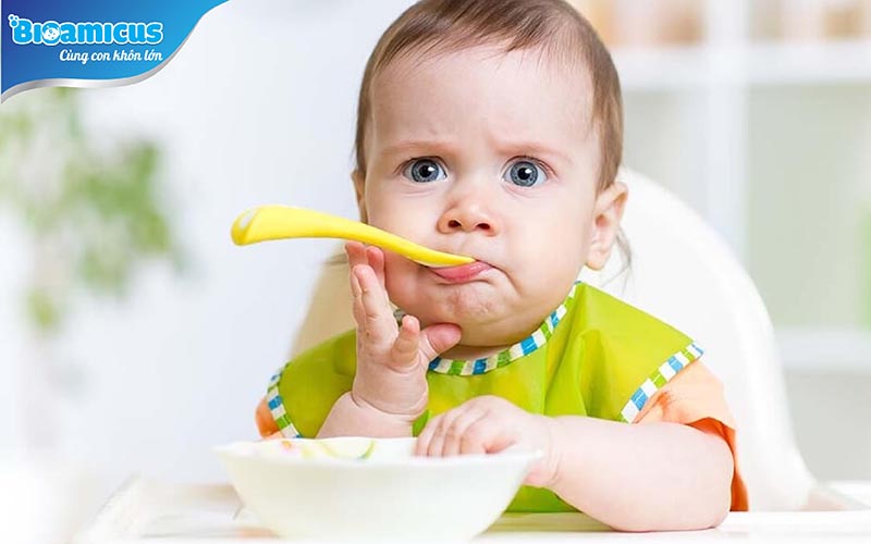 Trẻ 2 tuổi biếng ăn khó ngủ ngậm thức ăn