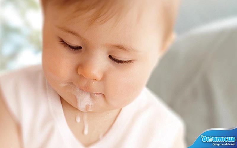 Dùng men vi sinh đa chủng cho trẻ hay bị ọc sữa