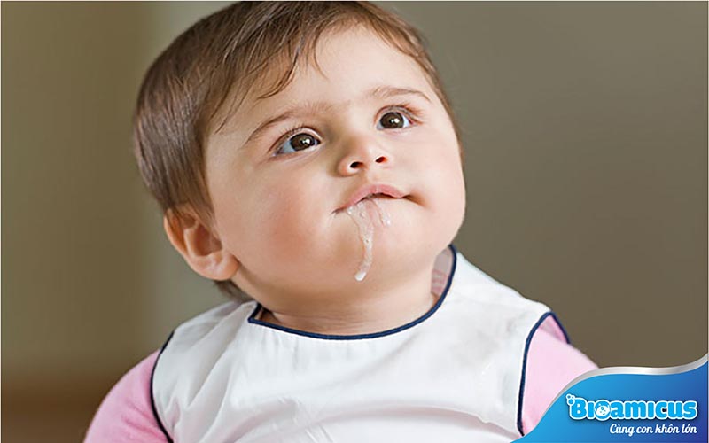 Trẻ sơ sinh trớ ra nước trong do hệ tiêu hoá