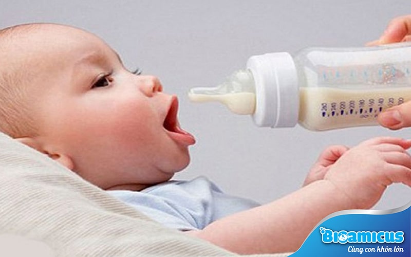 trẻ sơ sinh trớ ra sữa màu vàng do bú phải sữa non
