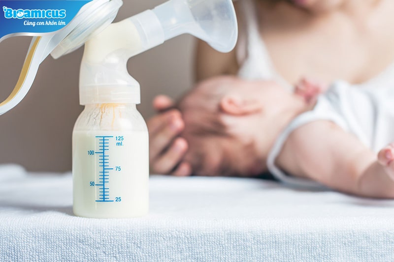 hút sữa ra bình cho trẻ 3 tháng biếng ăn sinh lý