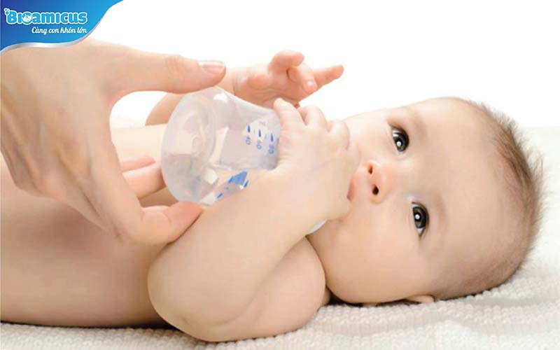 trẻ bị tiêu chảy và nôn trớ cần bổ sung nước và điện giải