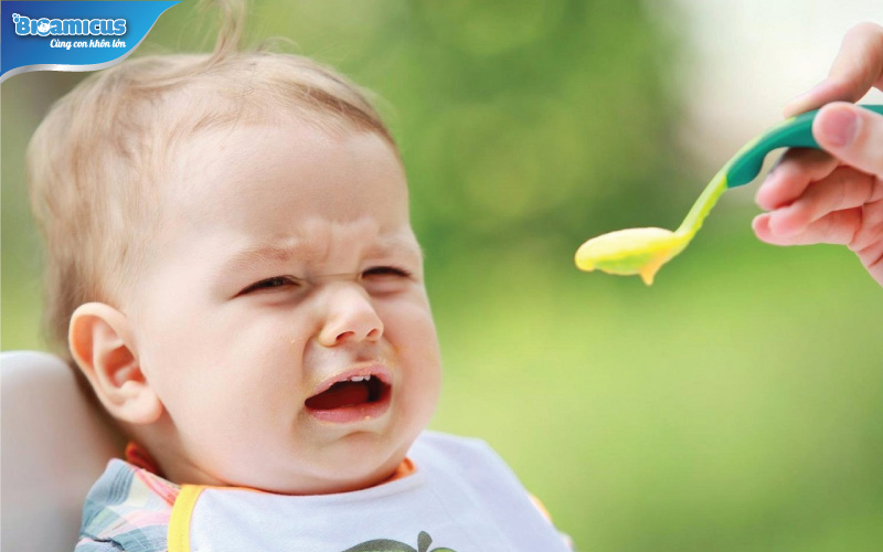 Không ép trẻ ăn khi trẻ biếng ăn mọc răng