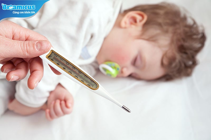 Trẻ sơ sinh biếng bú ngủ nhiều do đang bị ốm