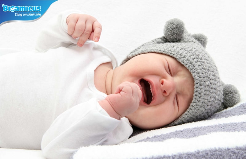 Trẻ sơ sinh oẹ khan do trào ngược dịch tiêu hóa