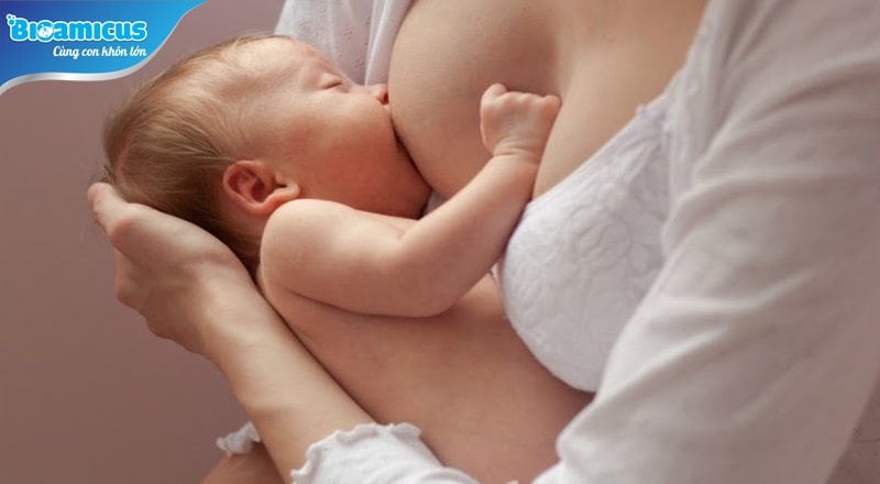 cách giảm nôn trớ ở trẻ sơ sinh là cho trẻ ngẩng cao đầu