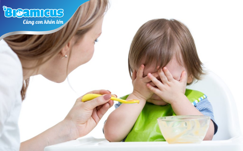 Trẻ biếng ăn bụng to sinh lý