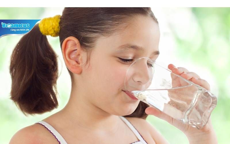 uống nước ấm giảm đau bụng táo bón ở trẻ