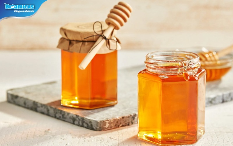 mật ong giúp điều trị táo bón ở trẻ tại nhà