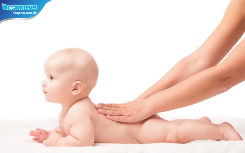 massage giúp giảm Táo bón ở trẻ sơ sinh bú mẹ