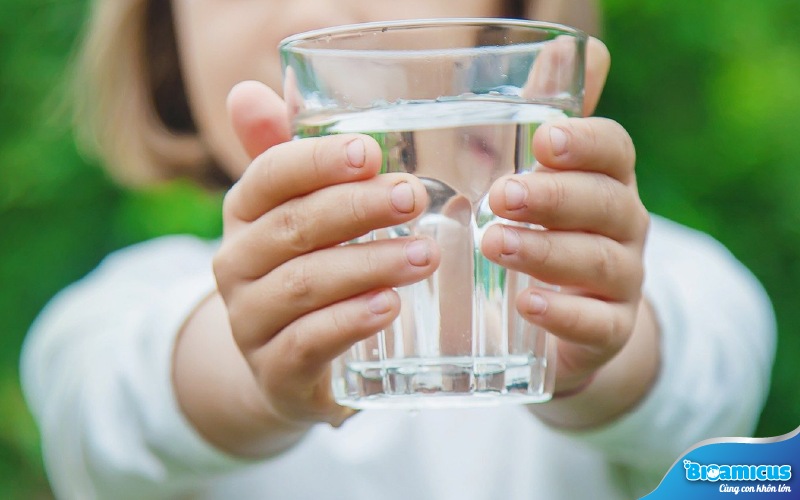 uống đủ nước để điều trị táo bón ở trẻ tại nhà