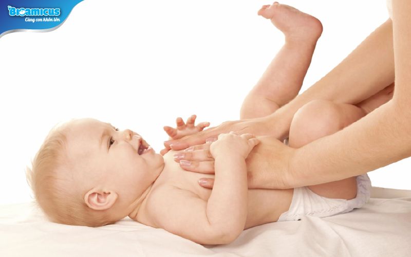 Massage giảm táo bón sinh lý ở trẻ sơ sinh