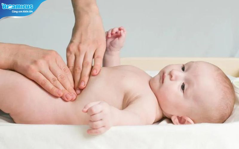 massage giúp giảm táo bón ở trẻ sơ sinh 