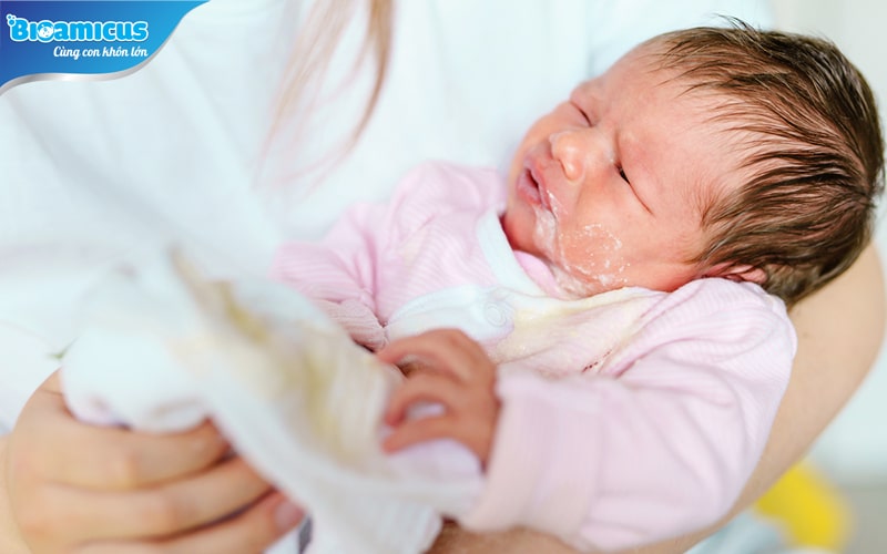 trẻ sơ sinh bị nôn trớ là dấu hiệu rối loạn tiêu hóa
