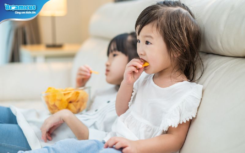 thói quen sinh hoạt, ăn uống không lành mạnh khiến bé mắc táo bón kéo dài