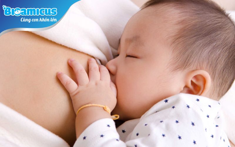 Sữa mẹ chính là thức ăn tốt nhất cho trẻ dưới 6 tháng tuổi mắc tiêu chảy kéo dài