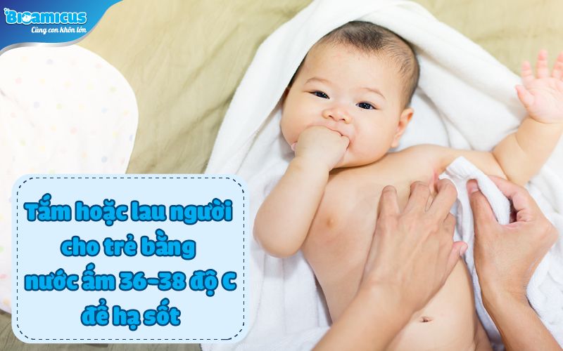 tắm hoặc lau người bằng nước ấm để hạ sốt ở trẻ